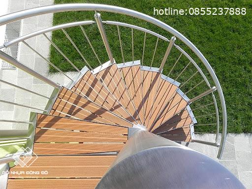Bật mí 7 mẫu cầu thang giả gỗ xu hướng hiện nay 2 Cầu Thang Giả Gỗ Xoắn Ốc Ngoài Trời