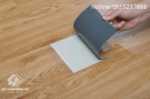 Mẹo nhận biết sàn nhựa kém chất lượng qua độ đàn hồi Kiểm Tra Độ Đàn Hồi Sàn Nhựa Kém Chất Lượng