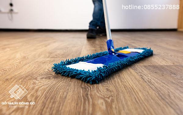 Bảo quản sàn nhựa mùa mưa bằng cách lau nhà thường xuyên Bảo Quản Sàn Nhựa Mùa Mưa Bằng Cách Lau Nhà Thường Xuyên