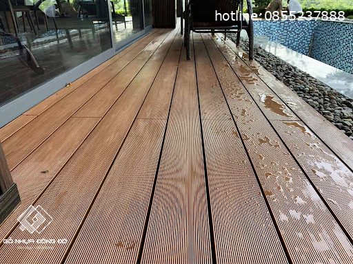 Sàn gỗ nhựa composite và sàn gỗ tự nhiên: So sánh tính năng và lợi ích 6 Sàn Gỗ Nhựa Composite Chống Trơn Trượt