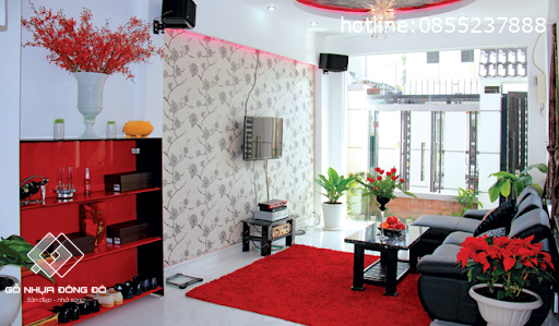 Trang Trí Vách Tủ Tivi Bằng Đồ Trang Trí Màu Đỏ Và Vàng Đón Tết 2024