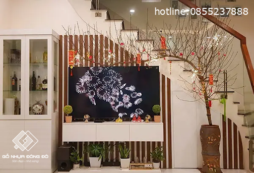 Trang Trí Vách Tủ Tivi Bằng Lam Nhựa Giả Gỗ Đón Tết 2024