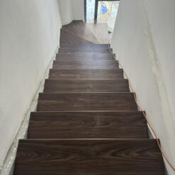 Bậc cầu thang gỗ nhựa SPC nội thất màu walnut 15 Cau Thang Go Nhua Mau Walnut 1