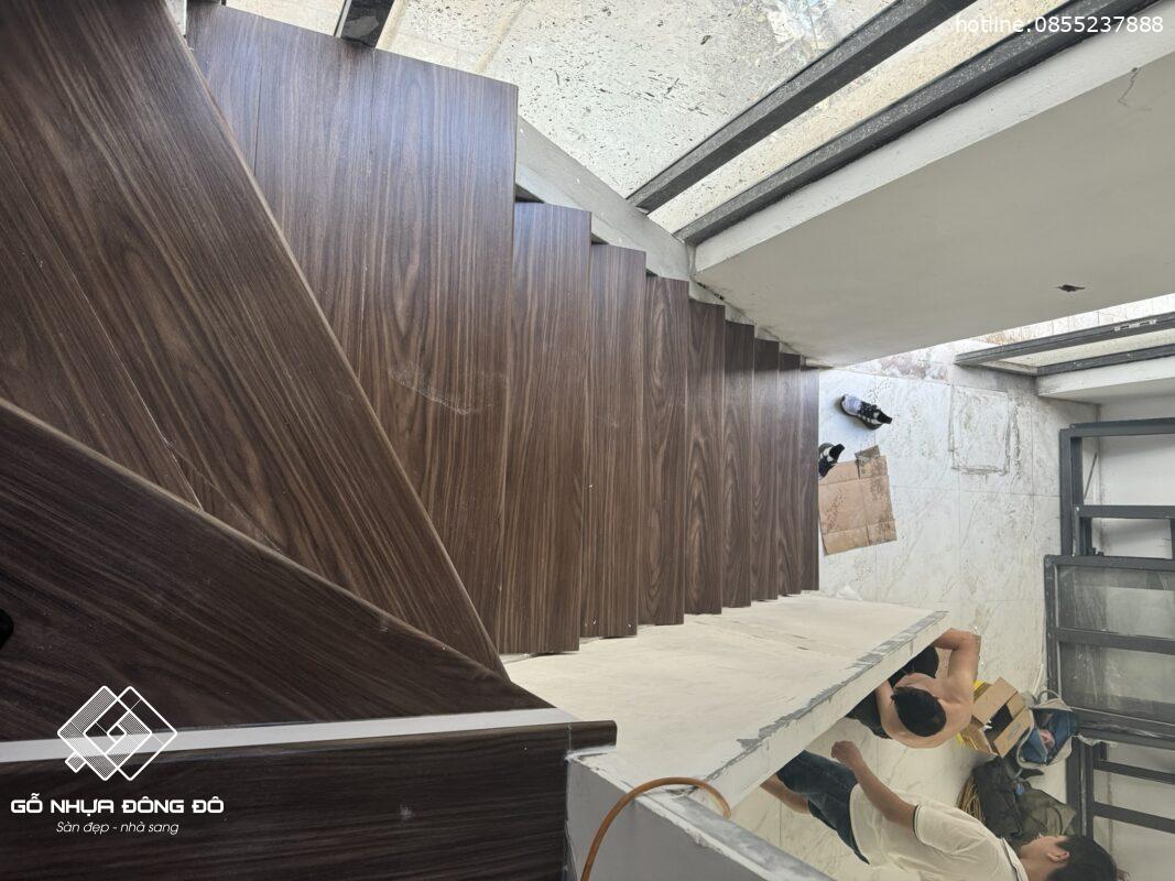 Bậc cầu thang gỗ nhựa SPC nội thất màu walnut 18 Cau Thang Go Nhua Mau Walnut 4