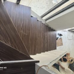 Bậc cầu thang gỗ nhựa SPC nội thất màu walnut 16 Cau Thang Go Nhua Mau Walnut 4